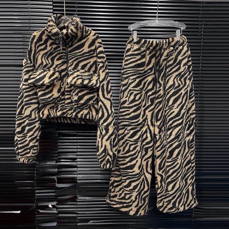 Autumn/Winter 2025 Women s Tiger Print Plush Set: Warm, Fashionable Short Hoodie + Wide-Leg Pants. S картинки