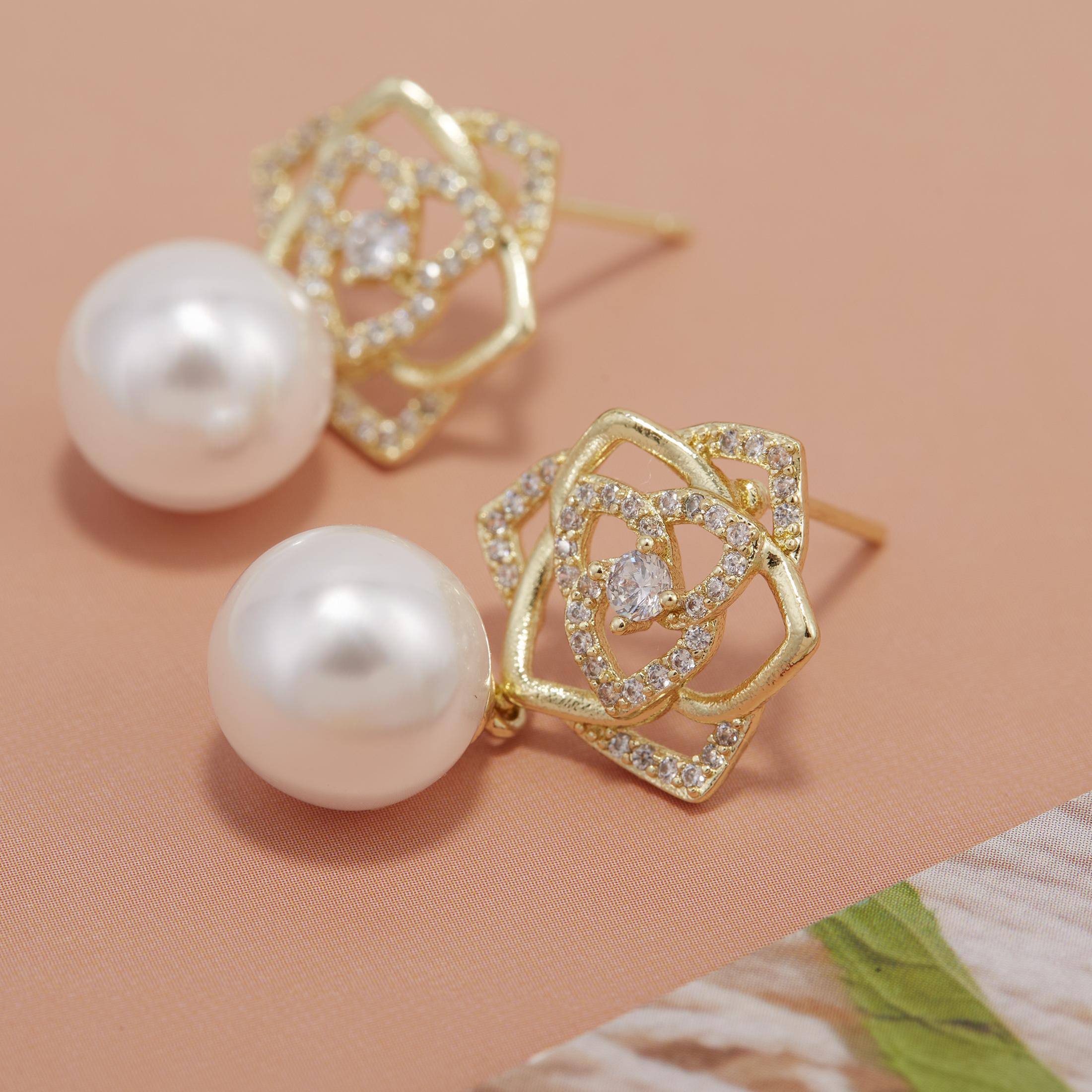 Luxury Flower Shape Imitation Pearl Drop Earrings with Zircon Copper Jewelry золотистый