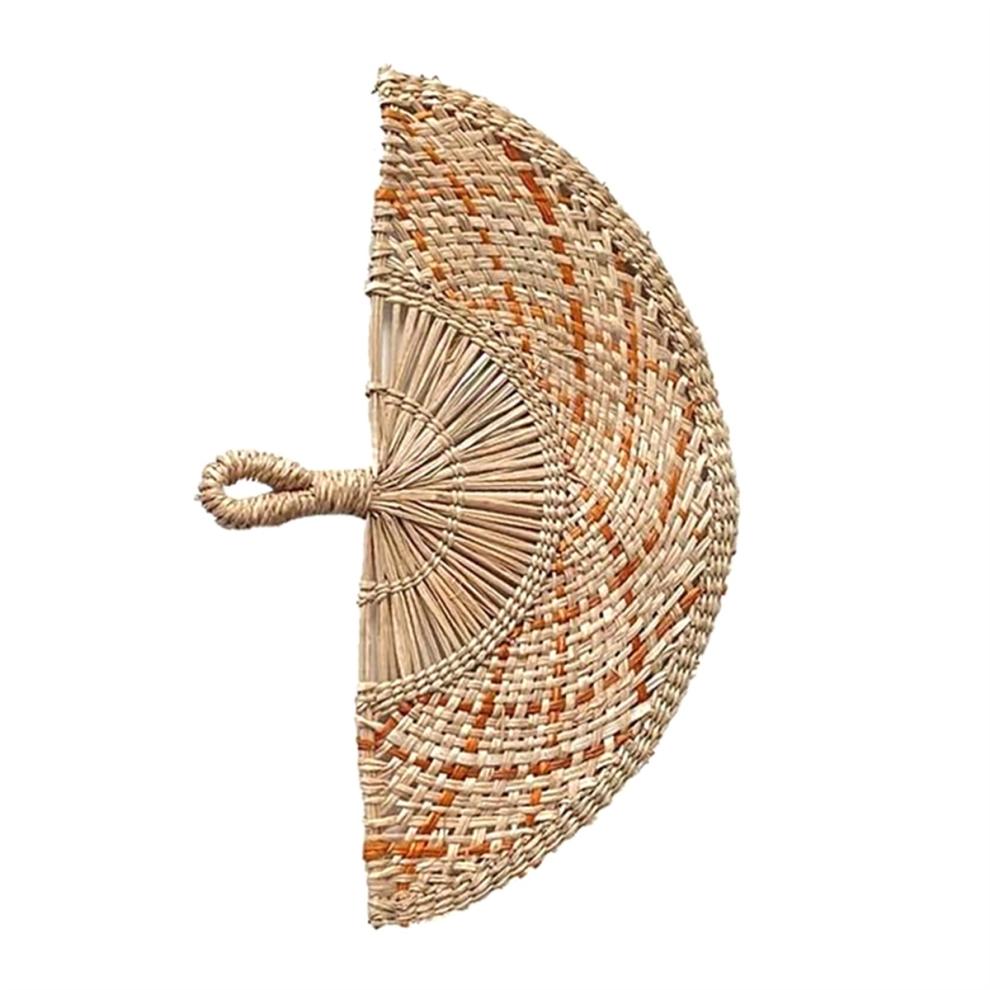 Handgewebter Hängefächer aus Seegras mit umwickeltem Griff im Boho-Stil