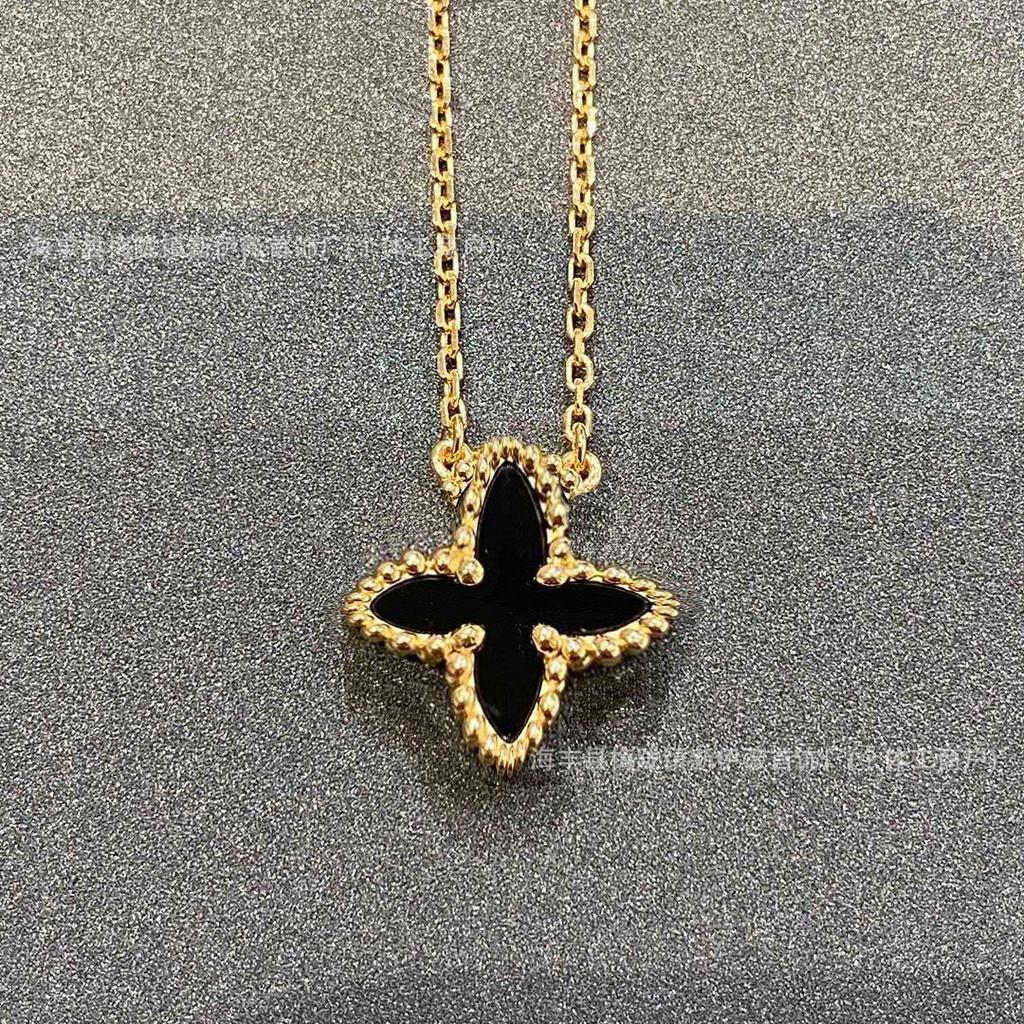 V Goldkette: Vierblättriges Kleeblatt, 18 Karat Dickbeschichtet, Beidseitig mit Perlmutt & Rotem Chalcedon.