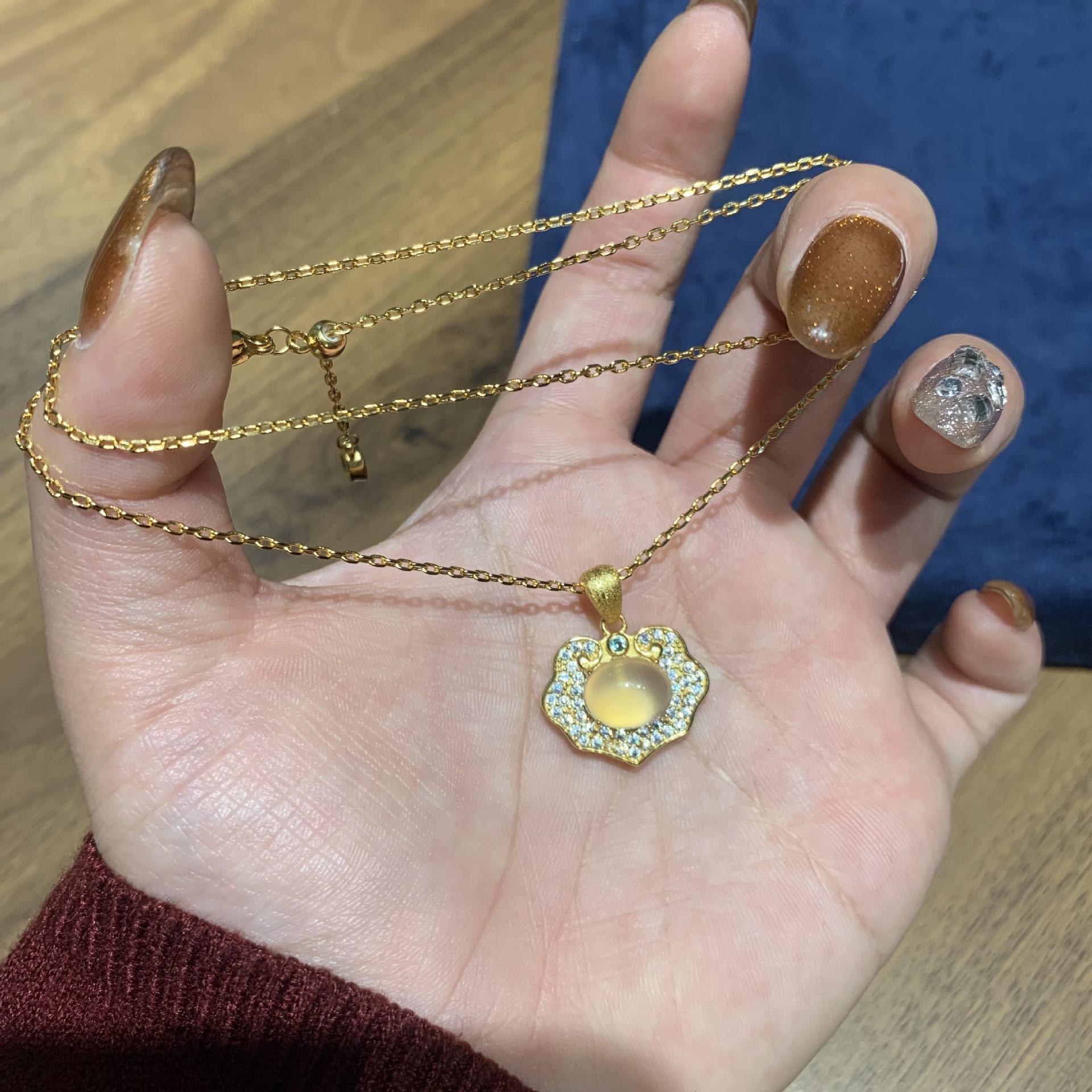 Матовый Высокий Лед Натуральный Белый Халцедон Благоприятное Облако Мир Замок Руи Премиальное Ожерелье Подвеска