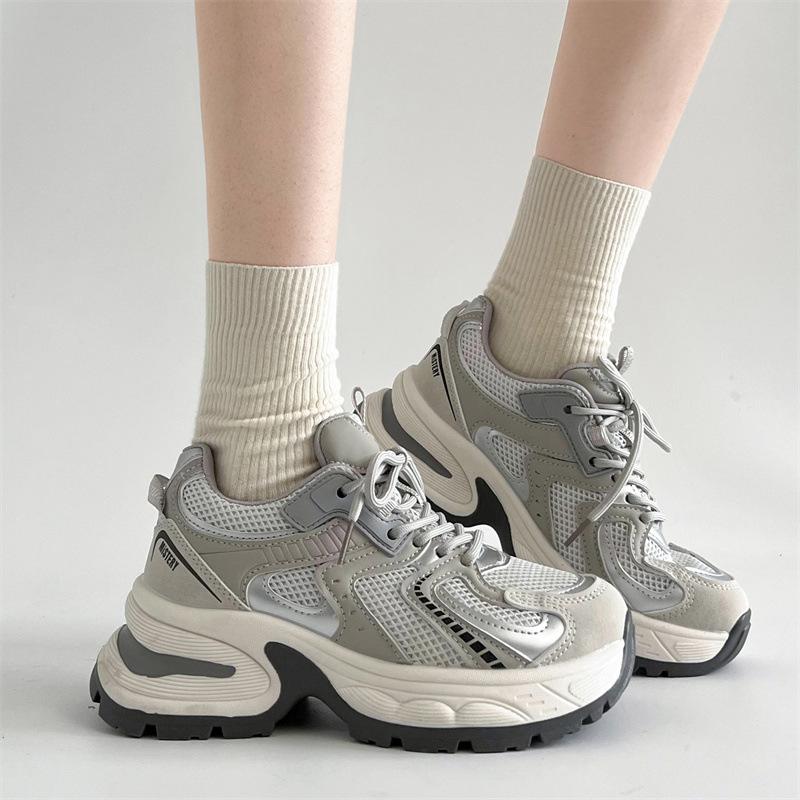Gray thick-soled Korean versatile and lightweight thick-soled sports shoes for women's autumn and winter 2025 new shoes showing feet and small pairs o