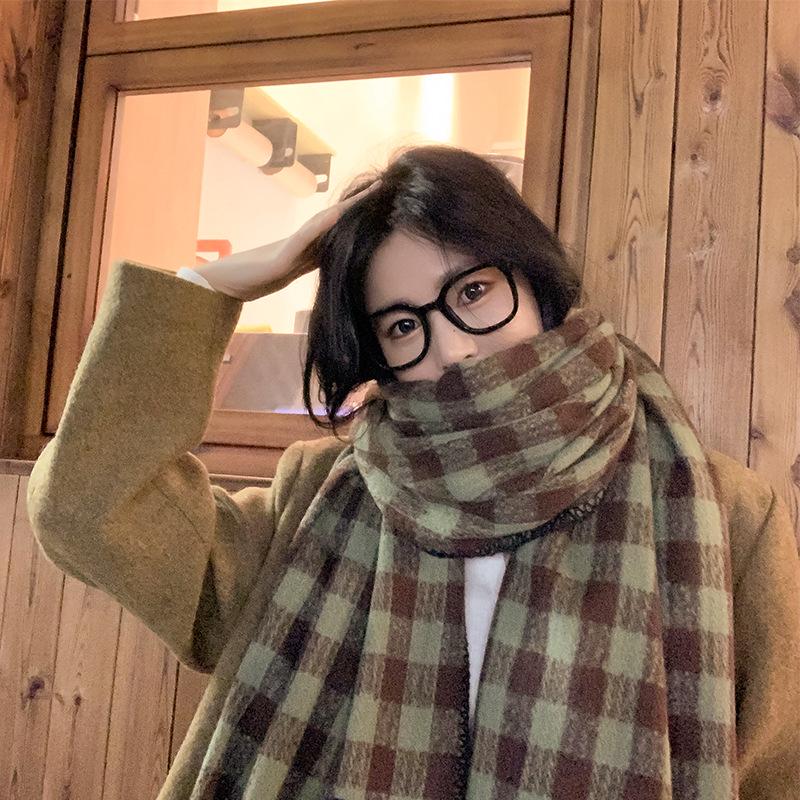 Women's Green Plaid Scarf: Trendy, Versatile, and Warm for 2024 Autumn/Winter