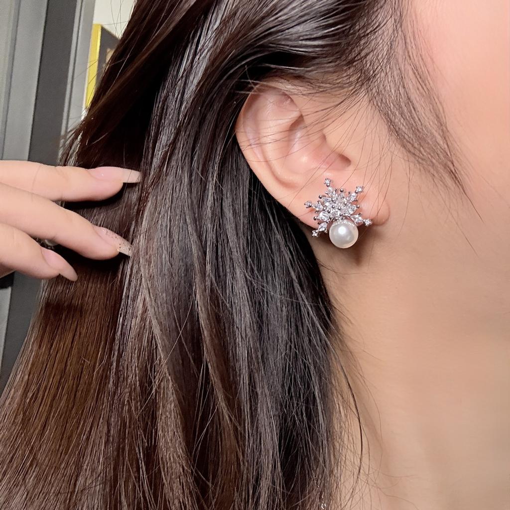 Autumn And Winter Snowflake Pearl Earrings Women'S Light Luxury Temperament Earrings Design Sense Earrings
