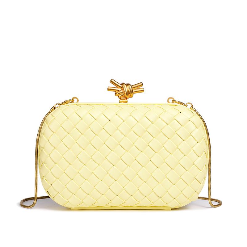 

2025 new light luxury machine woven chain clutch bag fashion dinner commuter box bag single shoulder oblique span bag 21*6*12 жёлтый