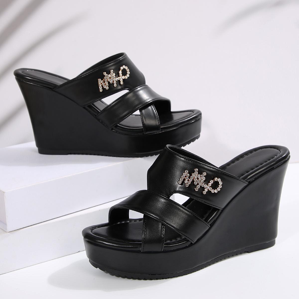 

Летние новые тапочки на очень высоком каблуке, нескользящая верхняя одежда, повседневные и удобные босоножки с открытым носком, тапочки большого размера на танкетке 43 чёрный