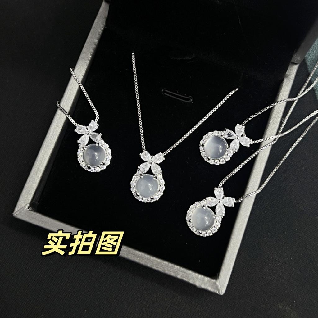 2026 Ice Clear White Chalcedony Pendant Necklace Female Agate Exquisite Light Luxury Premium Sense Small Fragrant Clavicle Chain