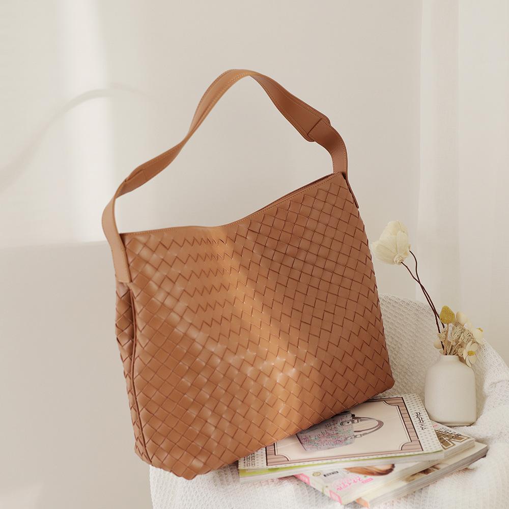 Bolsa feminina de couro explosiva transfronteiriça, bolsa tote tecida simples e moderna, bolsa de mão com ombro de grande capacidade, couro bovino feminino