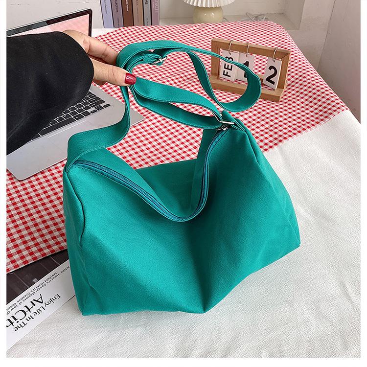 

Холщовая сумка большой вместимости женская 2025 новая модная простая однотонная универсальная сумка-мессенджер сумка-подушка