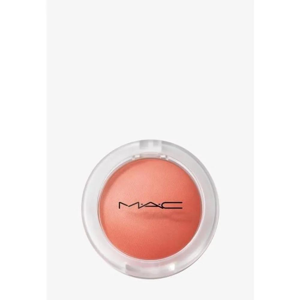 MAC Glow Play Cushion Blush - Grand The colour is