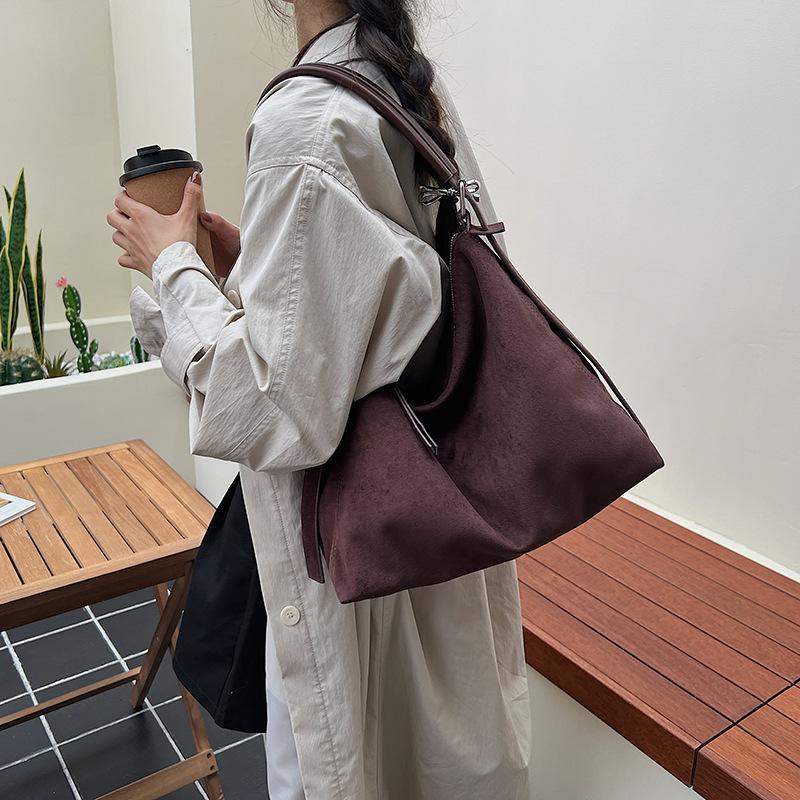 Retro bag women's large capacity 2025 new autumn and winter versatile simple shoulder bag popular commuter tote bag this year