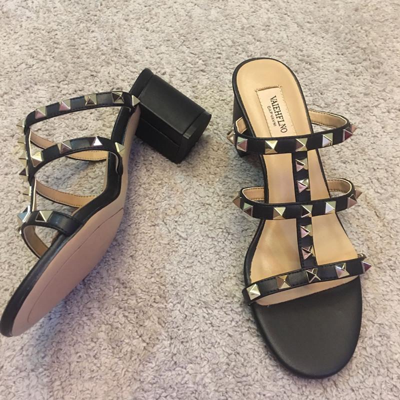 New Rivet Thick Heel Slippers Wear New Versatile Leather Sheepskin Word with Open Toe Medium Heel Cool Slippers Women