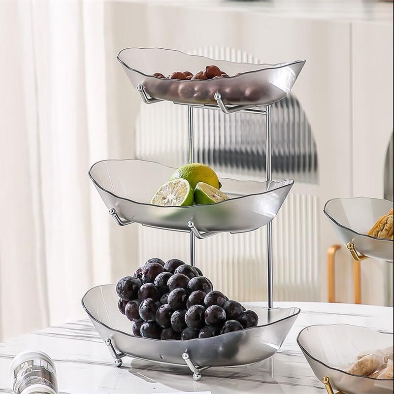 Lehce luxusní třípatrový ovocný talíř se stříbrným stojánkem
