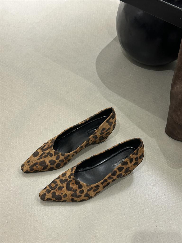Niche Korean version of retro pointed head shallow mouth single shoes women's 2025 autumn and winter new fashion commuter leopard print thick heel sho