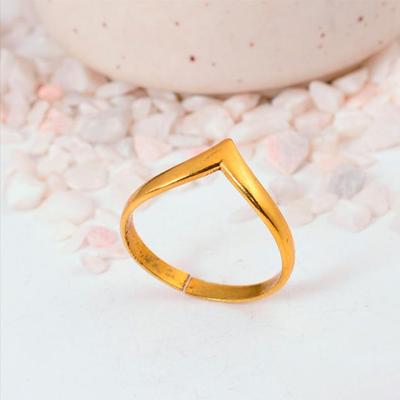 Minimalistischer goldener V-förmiger Chevron-Ring: Schlichtes elegantes Design mit rustikalem Finish, perfekt zum Stapeln oder als Band-Enhancer.