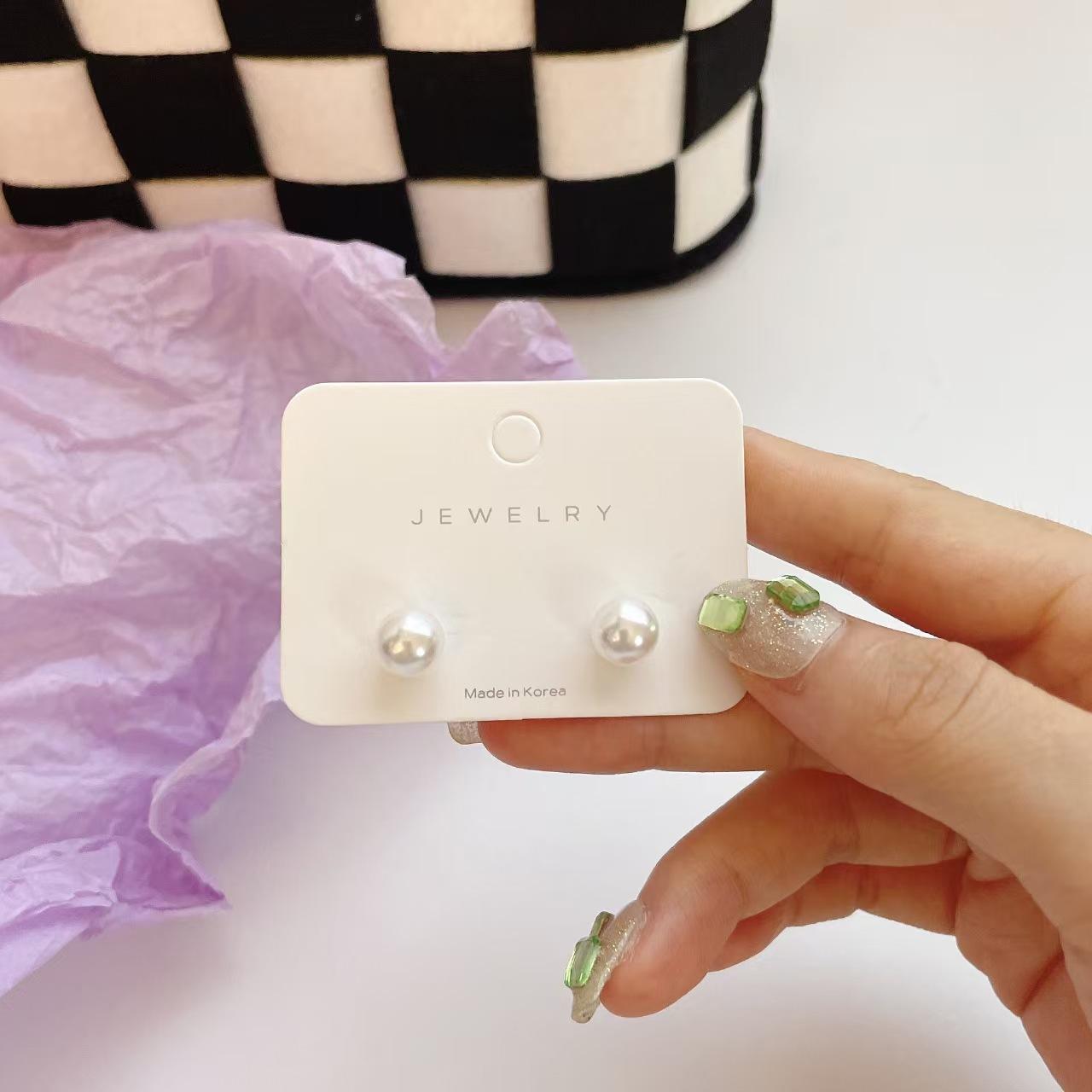 

Серебряные серьги-гвоздики с жемчугом — это маленькие и темпераментные, простые и универсальные, гипоаллергенные и высококачественные серьги с жемчугом. 925 silver