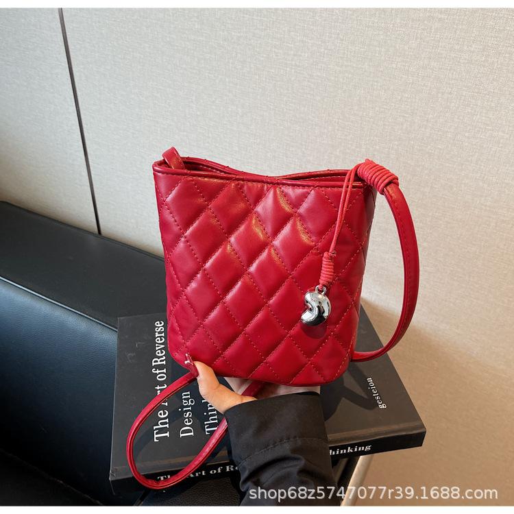 

Fashion rhombus embroidery thread bucket bag women s 2025 new niche design messenger bag versatile commuter shoulder bag tide