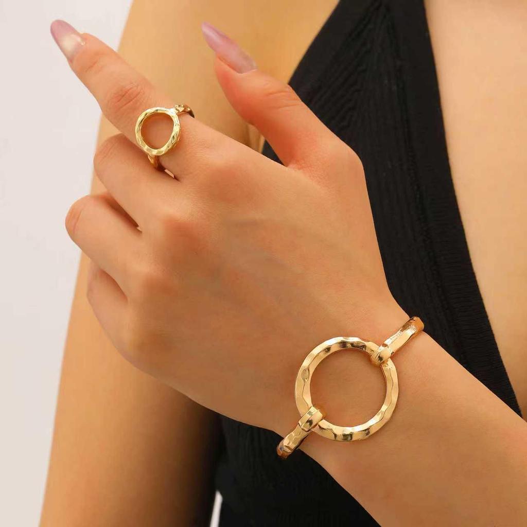 2-teiliges kreatives Metall-Durchbruch-Blatt-Armreif- & Ring-Set für Damen