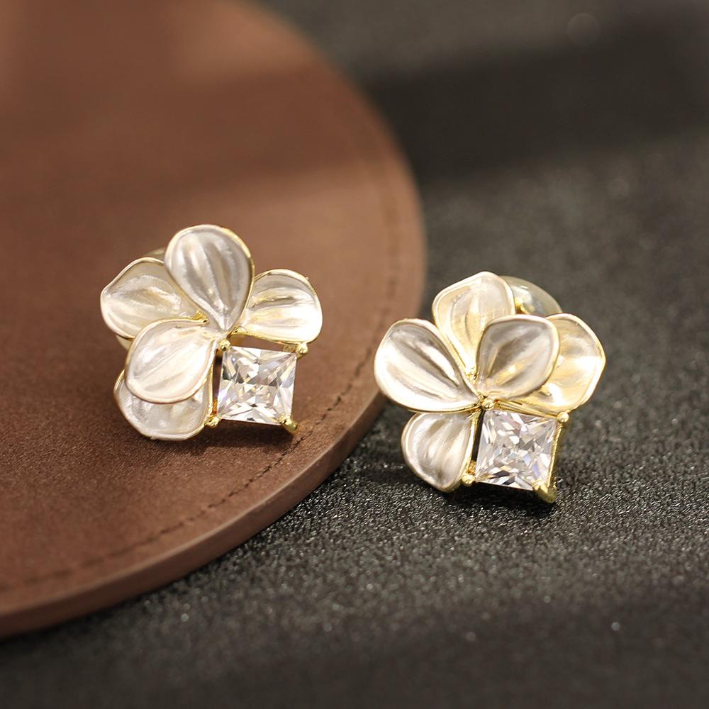 Sweet temperament, pink and white oil-dripping petal earrings, gold-plated stone-studded exquisite pierless earrings, earrings, women's earrings.