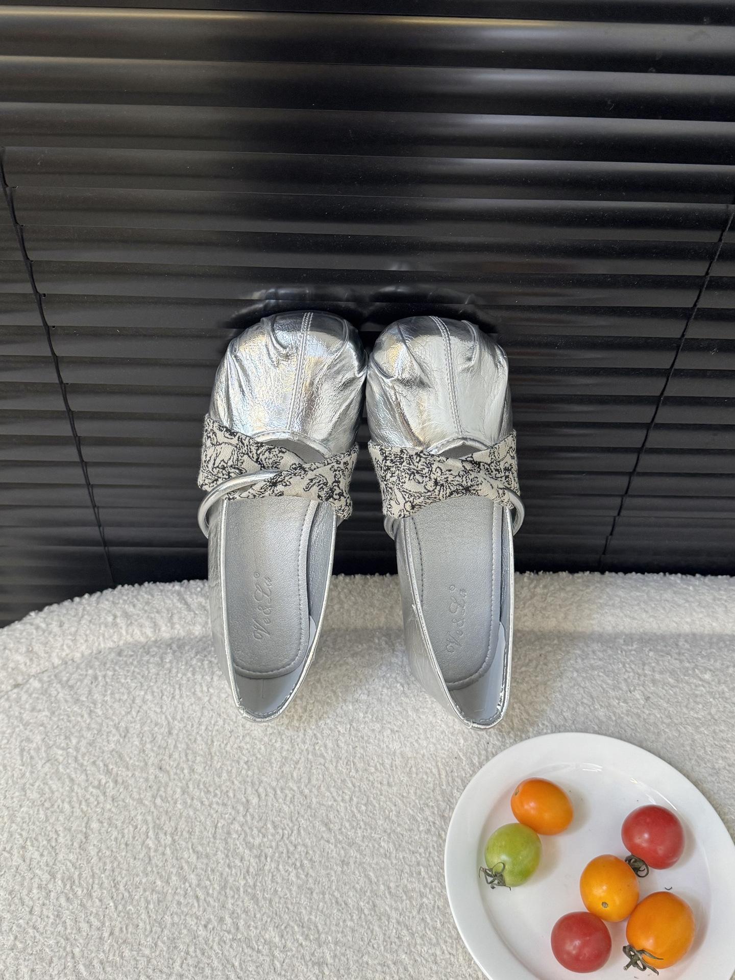 

French silver inner height increase light mouth single shoes women s 2025 new spring and summer Mary Jane small leather shoes Doudou shoes 39 серебряный