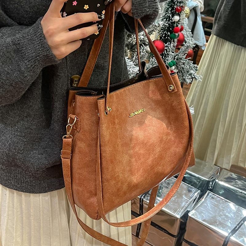 Beliebte Taschen für Frauen Große Kapazität Neue Retro-Mode Breitbandige Einzel-Schulter Crossbody-Tasche Hand-Eimer-Tasche