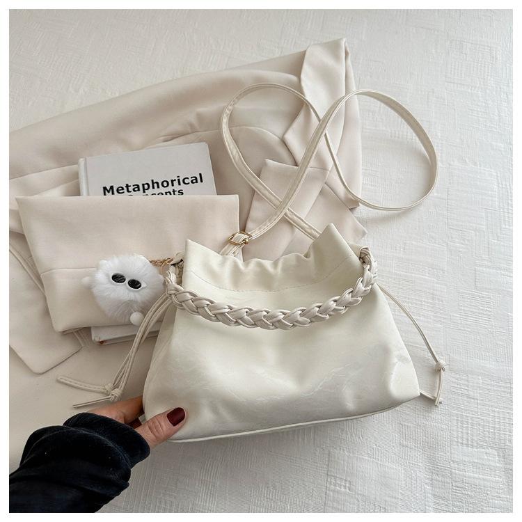 This year's popular bag women 2025 new casual versatile messenger bag summer out small bag portable bucket bag