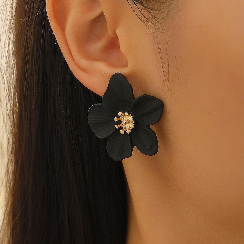 Elegant Alloy Flower Pendant Necklace and Earrings Set for Women - Fashionable, High-End, and Versatile.