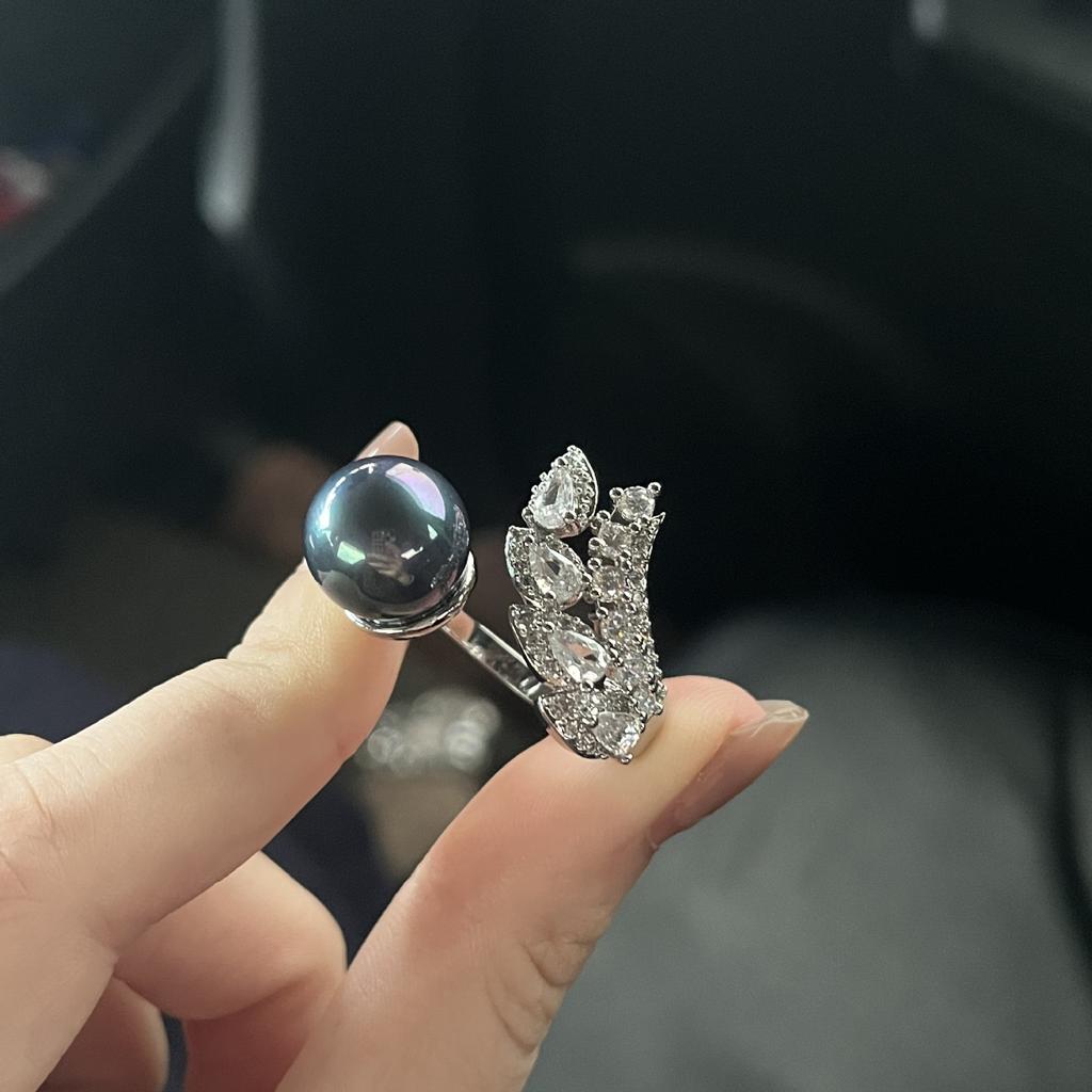 Tahitisches Temperament Schwarze Perle Federring Öffnungsdesign High-End-Temperament Hochkarätiger Diamant