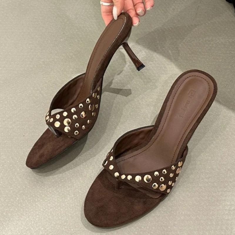 Fashion Fashion Metal Rivet Design Brand Slippers Women Comfort Round Toe Thin Heel Slide Sandals Summer Sexy Clip Toe Beach Flip-flops