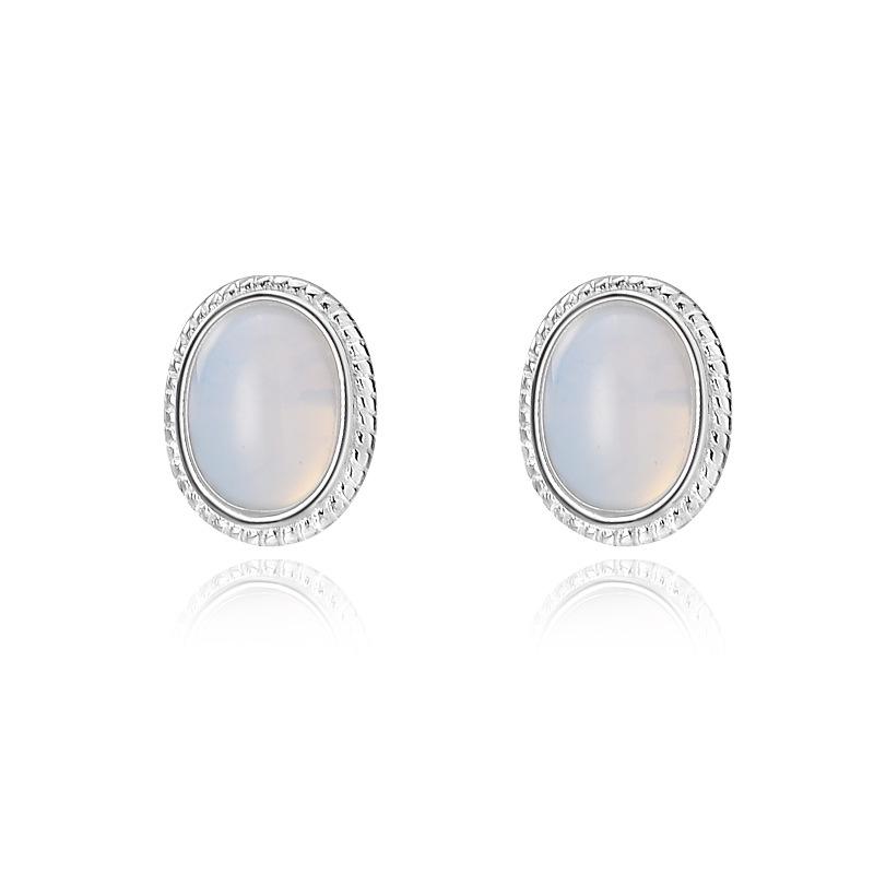 

Простые серьги из белого халцедона во французском стиле