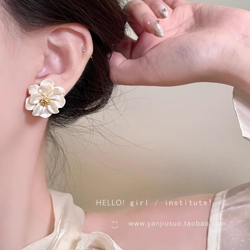 Flower Resin Earrings, Small, Fresh, Simple and Advanced Earrings, Niche Fashion Temperament, Versatile Earrings.