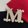 Luxusní evropská a americká brož 'M' vykládaná diamanty - Dámský elegantní doplněk ke kostýmu s písmenem