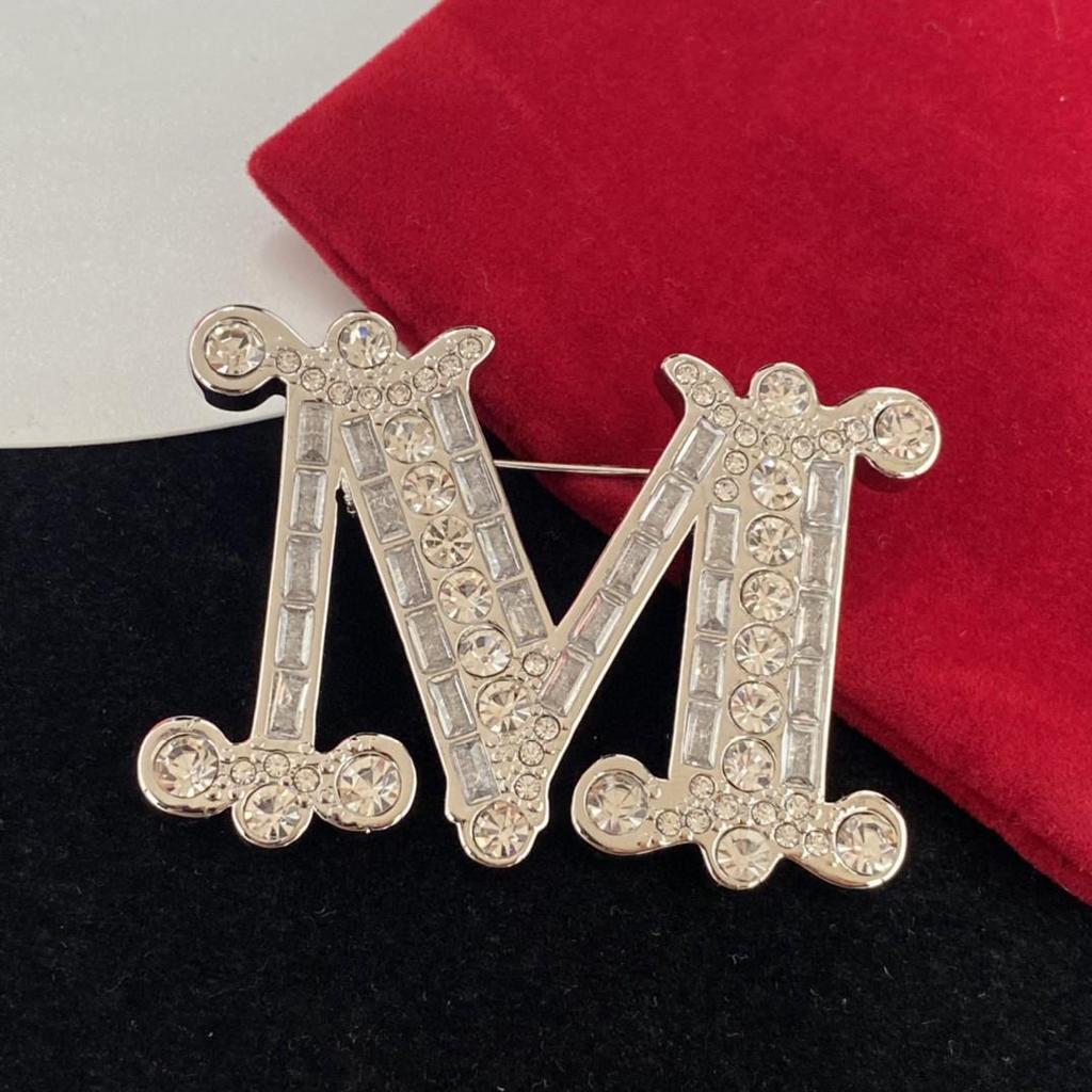 Luxusní evropská a americká brož 'M' vykládaná diamanty - Dámský elegantní doplněk ke kostýmu s písmenem