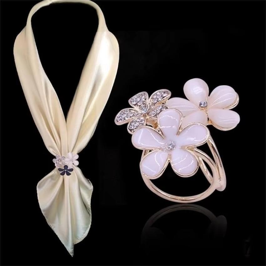 1 Pcs Flowers Brooch Scarf Buckle Bouquet Luxury Crystal Rhinestone Scarf Clips for Women Christmas Xmas Jewelry