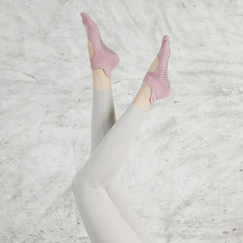 

Yoga Socks Pilates Toe Socks Professional Summer Non Slip Split Toe Female Yoga Socks Fitness Sports Dedicated Non-Slip Socks Sakura Powder(35-size 40 fit)