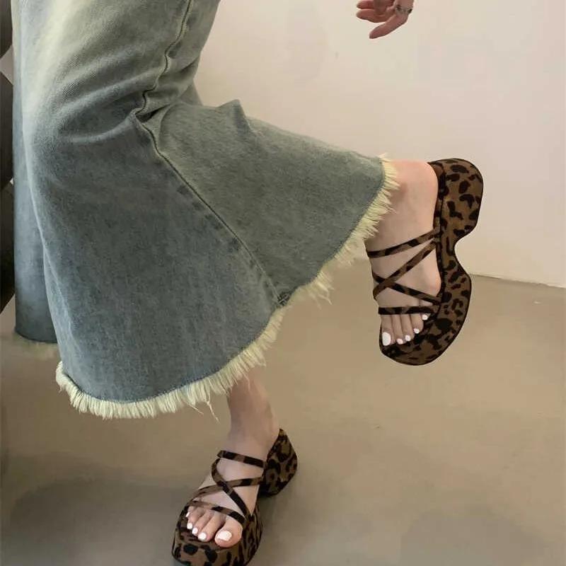 

Женская обувь шлепанцы на толстой подошве маффин 2025 новая летняя черная корейская версия маленьких шлепанцев сандалий 35 цветной печати леопарда