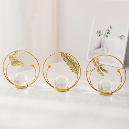 Künstliche Kristallkugel mit goldenem Metallständer Moderne Blatt-/Schmetterlings-/Libellen-Skulptur mit Glaskugel für Regal Couchtisch TV-Schrank Büro