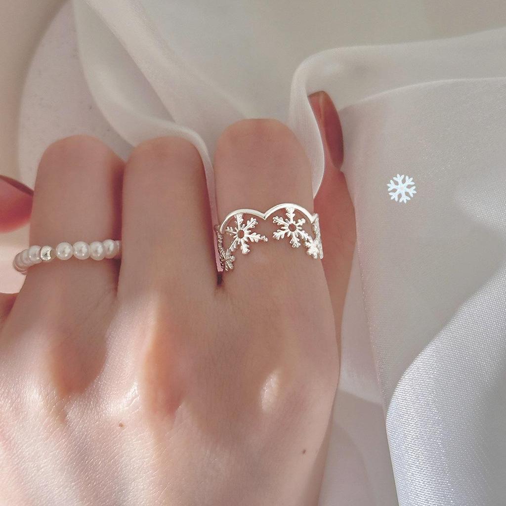 Exquisite Hollow Snowflake Ring - Trendy, Versatile Fashion Ring for Women, Perfect for OL Commutes or Internet Celebrity Style.
