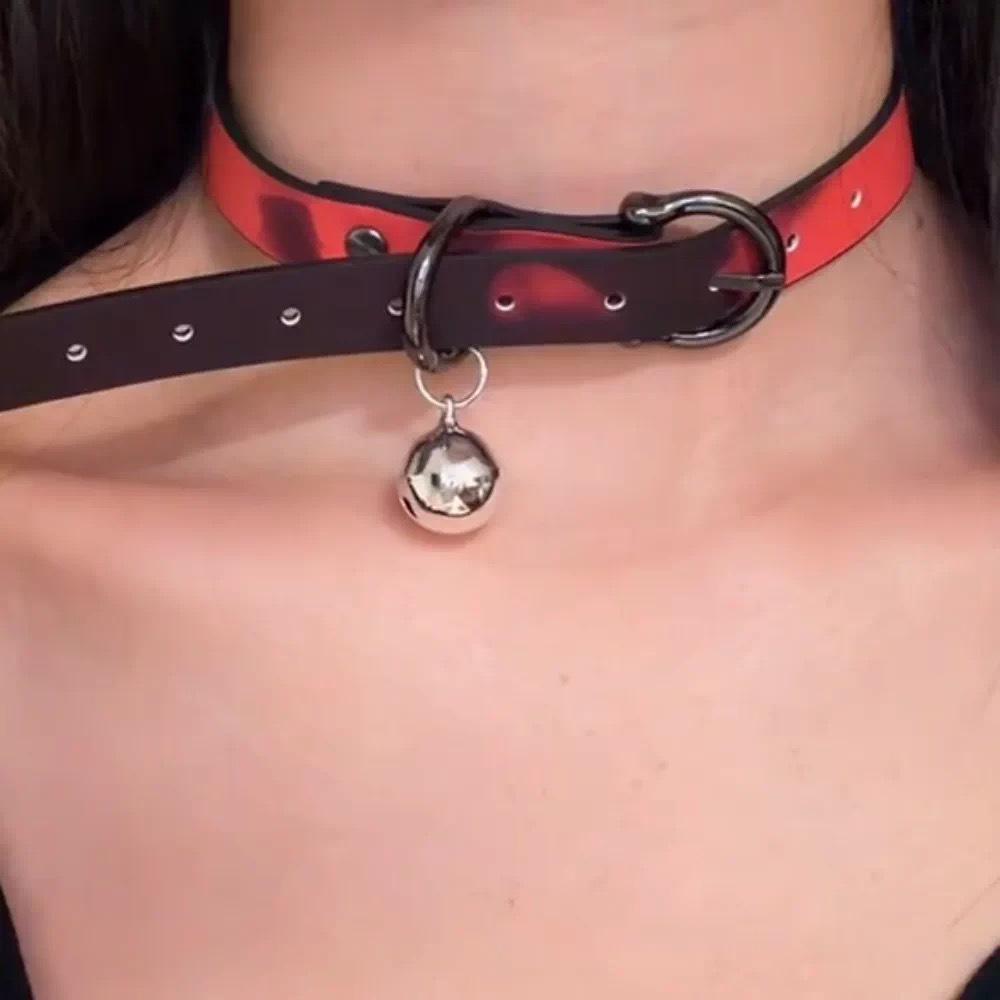 Chique Pittige Meisje Leren Bel Choker Ketting – Uniek Minderheidsontwerp