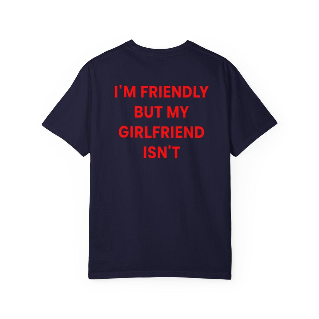 Lustiges Freundin Shirt Ich bin freundlich Aber Meine Freundin Nicht Lustiges Geschenk für Freund Sarkastisches Partner Shirt Lustiges Unisex T-Shirt