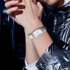 Einfache und stilvolle silberne quadratische römische analoge Wochentags-Einheitsgröße antikes Quarz-Modeaccessoire perfektes Geschenk für oder Liebhaber Herrenuhr