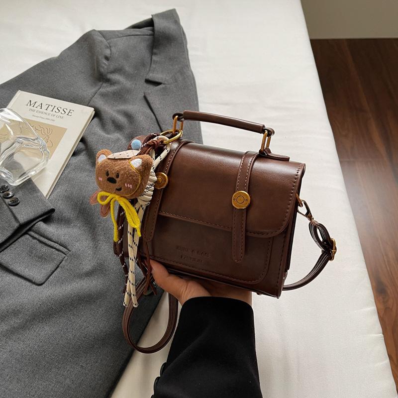 High value retro small bag 2025 autumn women's new fashionable messenger bag fashionable and simple portable small square bag