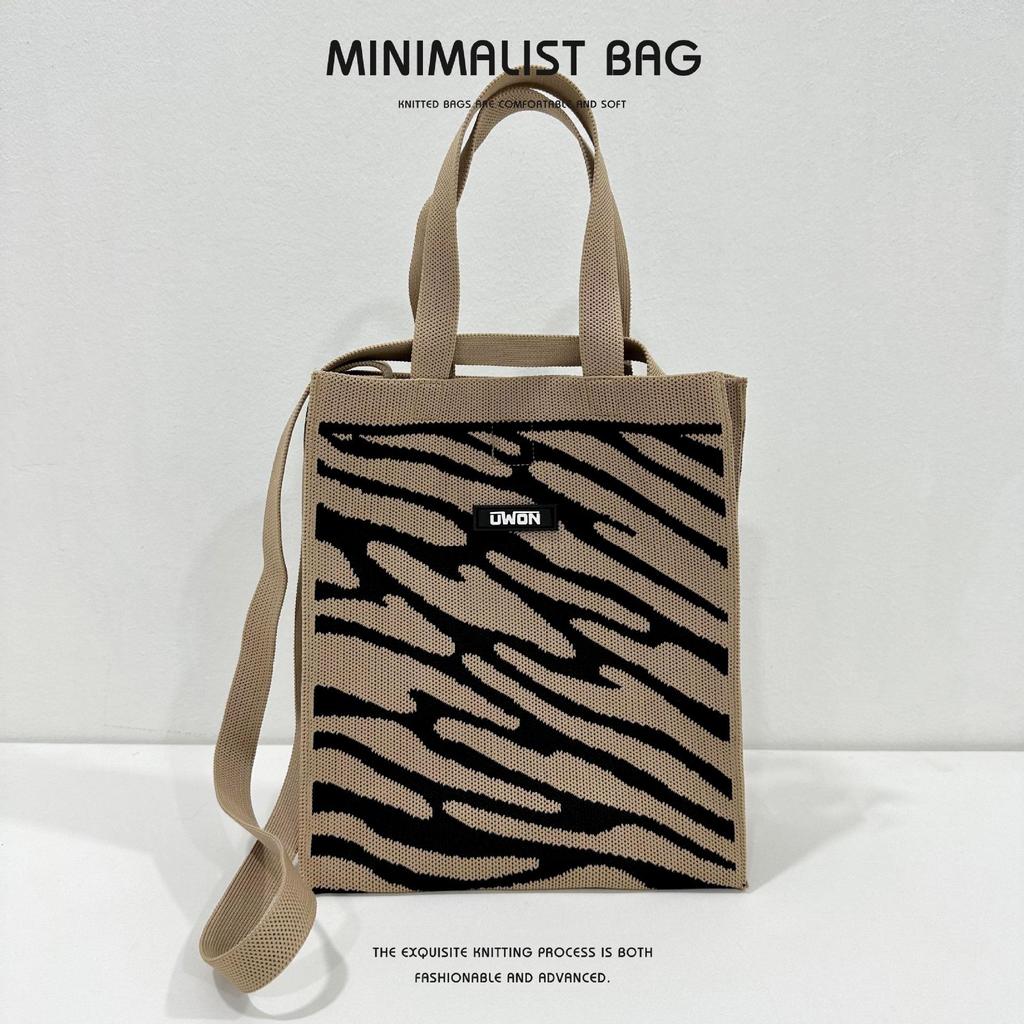 Schwarze & Weiße Diamantstrick-Schultertasche - Koreanischer Stil, Große Kapazität, Alleskönner, Vielseitige quadratische Umhängetasche