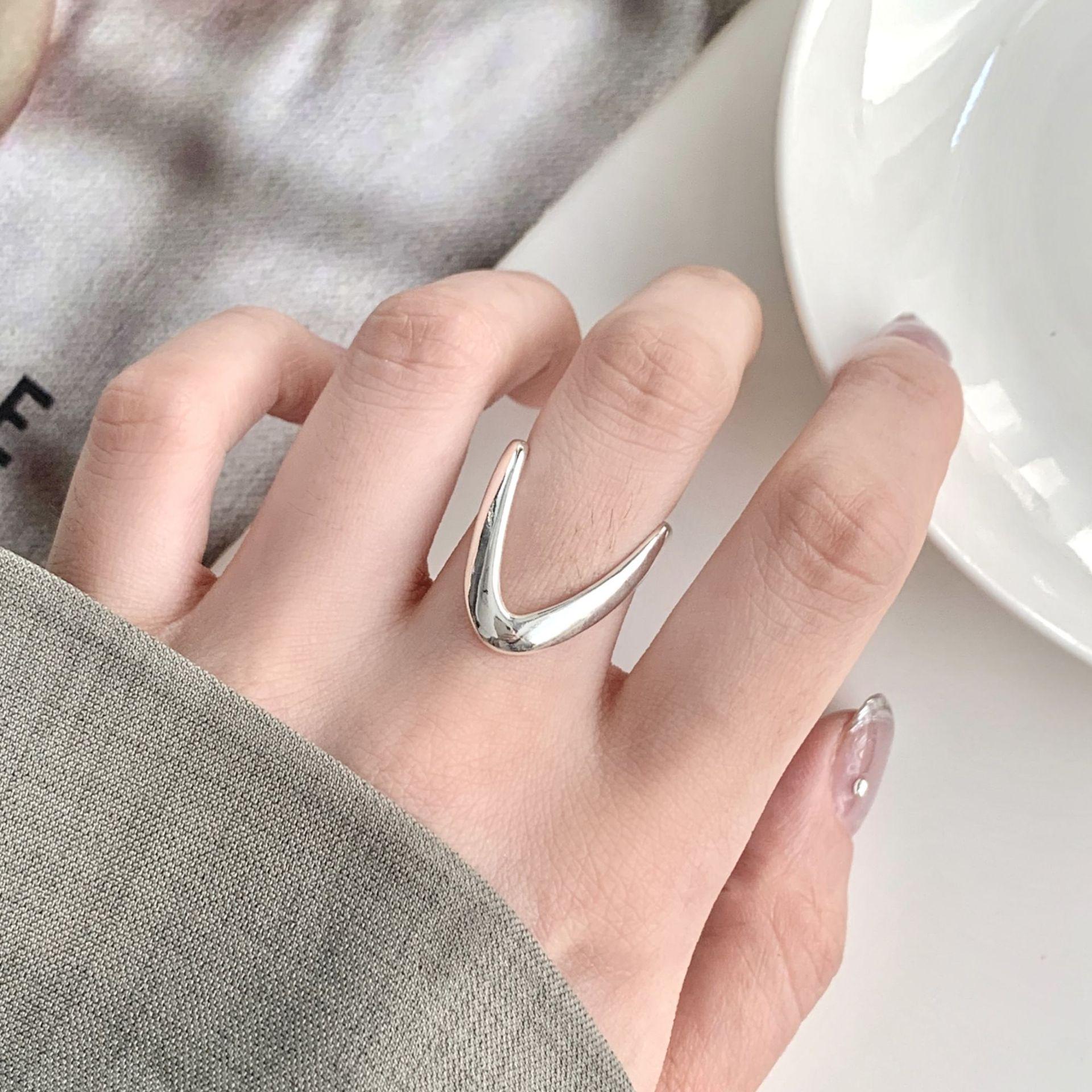 Elegant Adjustable Geometric V-Shaped Ring for Women - Trendy Creative Index Finger Ring Adjustable Open