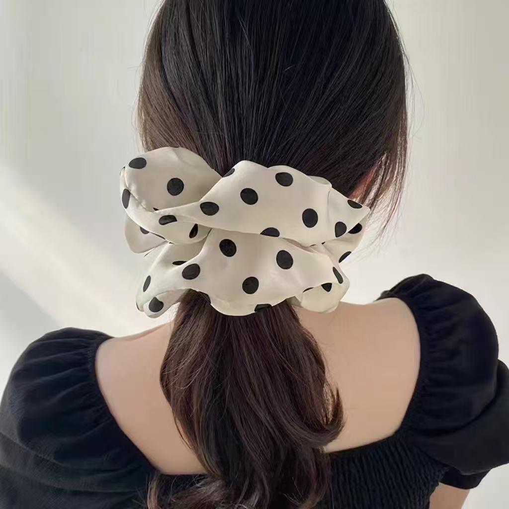 Eleganter Französischer Retro Polka Dot Scrunchie mit Perlenakzent - XL Haargummi & Elastisches Stirnband