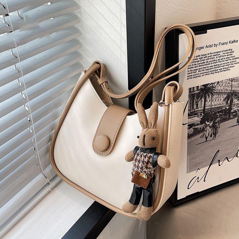 Today's popular bags are women's summer new trendy high-end texture niche messenger bags, shoulder bags.