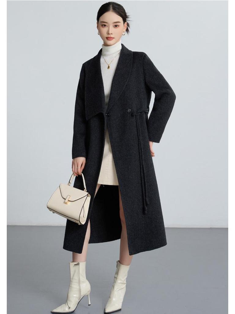 Eleganter doppelseitiger Kaschmantel für Frauen mittleren Alters - Herbst/Winter 2025 Kollektion.