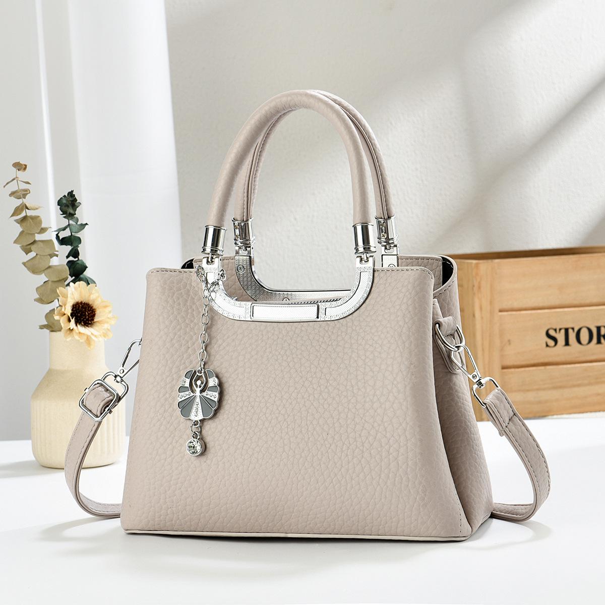 

Exquisite shoulder bag, messenger bag, women s bag, large bag, women s versatile temperament, new Korean version, handbag, trendy women серый