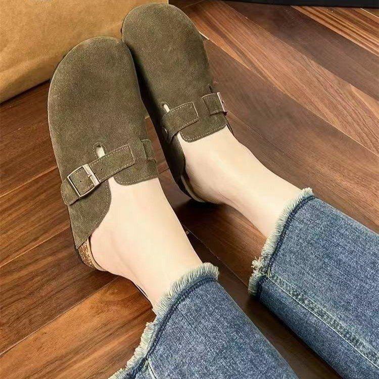 Women with one foot on Birkenstocks slippers will be popular in 2025, and the new versatile thick-bottomed bag head will be worn outside. Casual half 