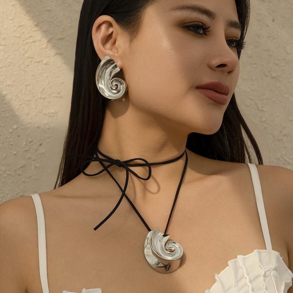 Personality Exaggerated Metal Conch Pendant Necklace Two Ways To Wear Winding Tie A Knot Choker for Women Beach Charm Jewelry